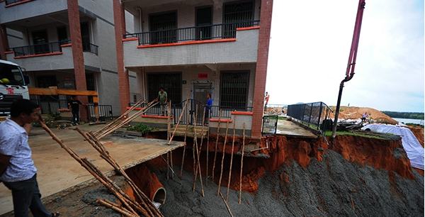 混凝土、民房傾斜